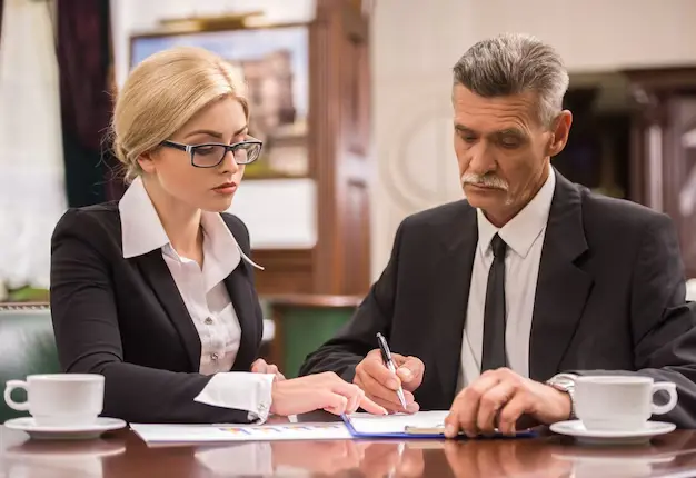 Avocat divorce expliquant les coûts à un client