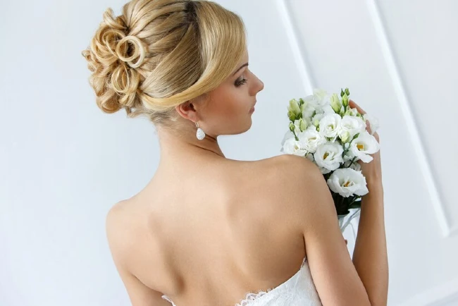 coiffure pour un mariage cheveux courts