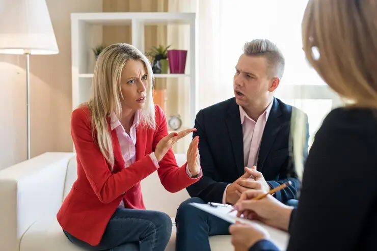 Couple discutant avec un avocat divorce pour accélérer leur procédure